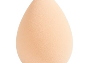 Éponge à maquillage en forme de goutte d'eau beige clair (teint rose) se fondant parfaitement sur les peaux claires. Sans latex, cruelty-free et respectueuse de l'environnement. Fournisseur de confiance pour les startups de beauté et les marques établies.