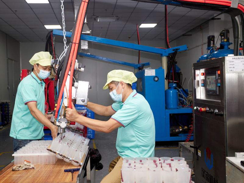 Inspection rigoureuse de la qualité des éponges cosmétiques pour garantir douceur, durabilité et normes d'hygiène.